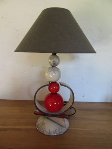 lampes boules rouges et blanches